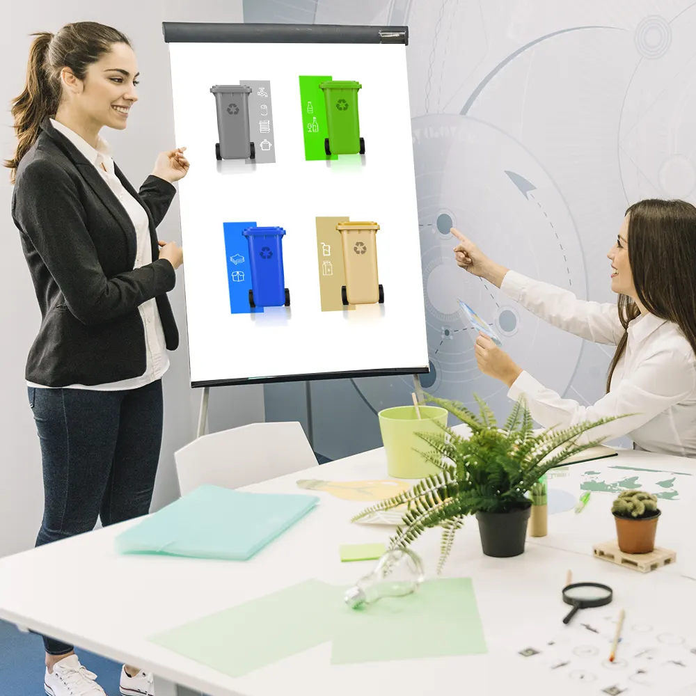 personal de la empresa recibiendo capacitación sobre el reciclaje